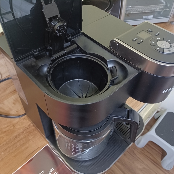 KEURIG coffee maker with carafe and K-pod double feature(Last one) - Picture 4 of 9